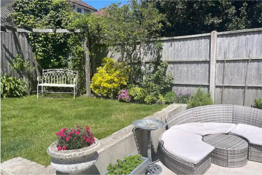 Beautiful 4 Double Bedroom House In Poole With Hot Tub, Near Sandbanks Exterior foto